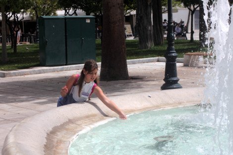 Στο συντριβάνι του Συντάγματος έψαξαν δροσιά κάτοικοι και τουρίστες [εικόνες] | iefimerida.gr 2