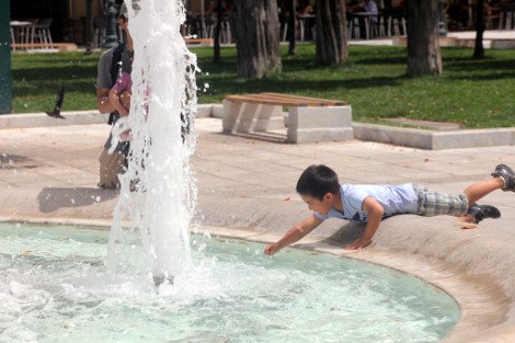 Στο συντριβάνι του Συντάγματος έψαξαν δροσιά κάτοικοι και τουρίστες [εικόνες] | iefimerida.gr 3