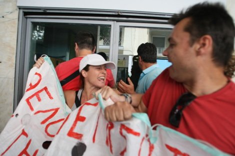 Καθηγητές, καθαρίστριες και σχολικοί φύλακες έκαναν «ντου» στα γραφεία του ΠΑΣΟΚ [εικόνες] | iefimerida.gr 0