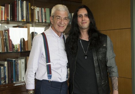 Τα βραχιόλια του Μπουτάρη έκλεψαν την παράσταση στη βράβευση του κιθαρίστα του Ozzy Osbourne - Κανείς δεν ασχολήθηκε με τον Gus G [εικόνες] | iefimerida.gr 1