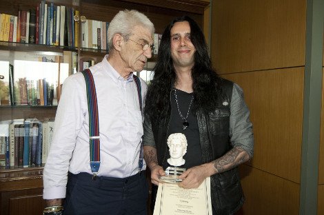 Τα βραχιόλια του Μπουτάρη έκλεψαν την παράσταση στη βράβευση του κιθαρίστα του Ozzy Osbourne - Κανείς δεν ασχολήθηκε με τον Gus G [εικόνες] | iefimerida.gr 3