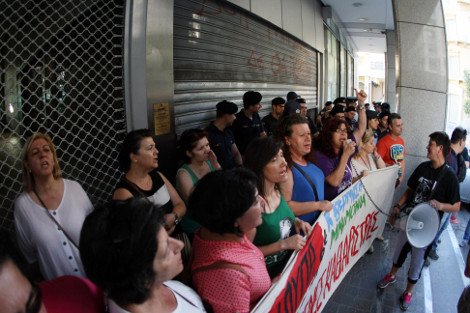 Μέλη της ΑΔΕΔΥ στο Υπουργείο Οικονομικών μαζί με τις καθαρίστριες [εικόνες] | iefimerida.gr 1