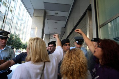 Μέλη της ΑΔΕΔΥ στο Υπουργείο Οικονομικών μαζί με τις καθαρίστριες [εικόνες] | iefimerida.gr 3