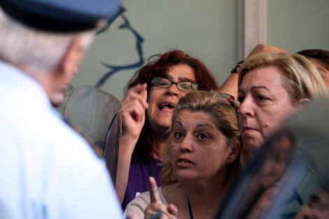 Μέλη της ΑΔΕΔΥ στο Υπουργείο Οικονομικών μαζί με τις καθαρίστριες [εικόνες] | iefimerida.gr 4