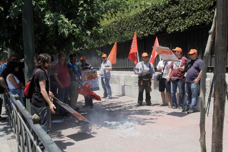 Μέλη της ΠΟΕ - ΟΤΑ έκαψαν τον νόμο για τη διαθεσιμότητα [εικόνες] | iefimerida.gr 1
