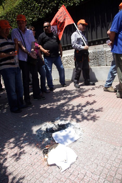 Μέλη της ΠΟΕ - ΟΤΑ έκαψαν τον νόμο για τη διαθεσιμότητα [εικόνες] | iefimerida.gr 0