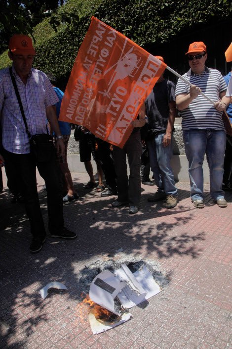 Μέλη της ΠΟΕ - ΟΤΑ έκαψαν τον νόμο για τη διαθεσιμότητα [εικόνες] | iefimerida.gr 3