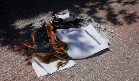 Μέλη της ΠΟΕ - ΟΤΑ έκαψαν τον νόμο για τη διαθεσιμότητα [εικόνες] | iefimerida.gr 2