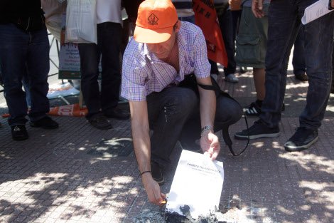 Μέλη της ΠΟΕ - ΟΤΑ έκαψαν τον νόμο για τη διαθεσιμότητα [εικόνες] | iefimerida.gr 5