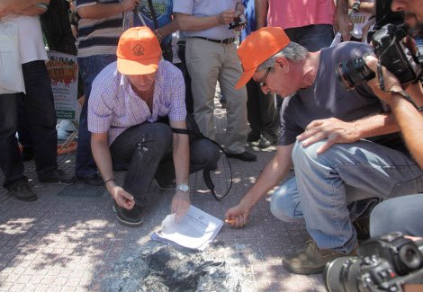 Μέλη της ΠΟΕ - ΟΤΑ έκαψαν τον νόμο για τη διαθεσιμότητα [εικόνες] | iefimerida.gr 4