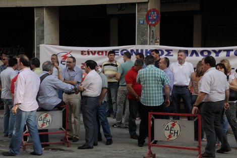 Κατάληψη των κεντρικών γραφείων της ΔΕΗ από εργαζόμενους [εικόνες] | iefimerida.gr 4