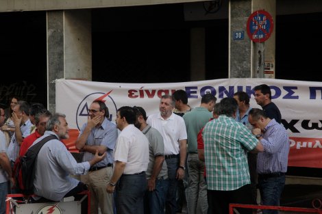 Κατάληψη των κεντρικών γραφείων της ΔΕΗ από εργαζόμενους [εικόνες] | iefimerida.gr 3