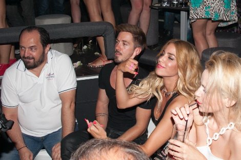 Το τσιφτετέλι της Στικούδη με μαύρο δαντελένιο τοπ στην Πάολα [εικόνες] | iefimerida.gr 1