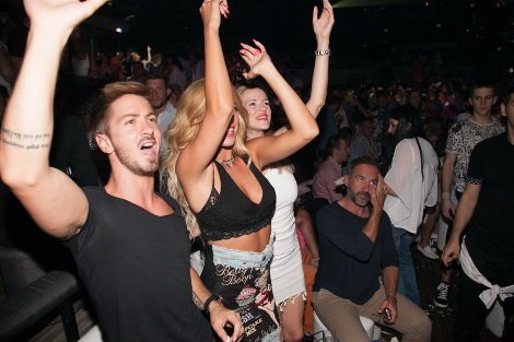 Το τσιφτετέλι της Στικούδη με μαύρο δαντελένιο τοπ στην Πάολα [εικόνες] | iefimerida.gr 4