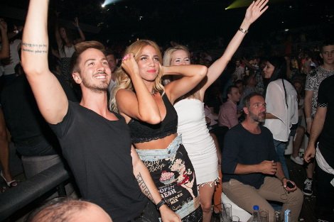 Το τσιφτετέλι της Στικούδη με μαύρο δαντελένιο τοπ στην Πάολα [εικόνες] | iefimerida.gr 5