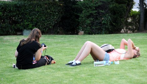 Σε πάρκα και στο συντριβάνι του Συντάγματος αναζήτησαν ανάσες δροσιάς Αθηναίοι και τουρίστες [εικόνες] | iefimerida.gr 3