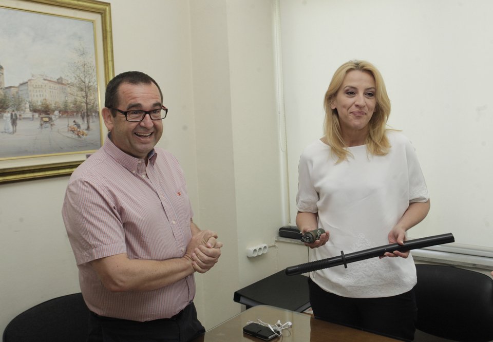 Η Ρένα Δούρου με γκλομπ και χειροβομβίδα κρότου λάμψης στα χέρια [εικόνες] | iefimerida.gr 0