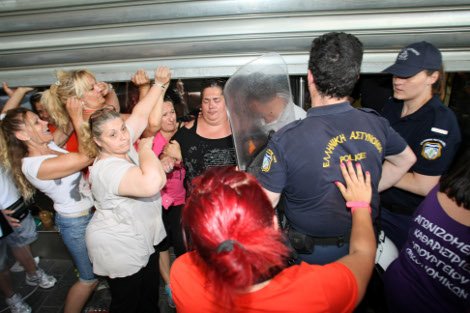 Ενταση έξω από το Υπουργείο Οικονομικών - Συνελήφθη μία καθαρίστρια [εικόνες] | iefimerida.gr 0