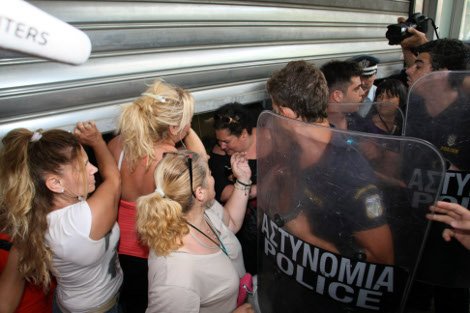 Ενταση έξω από το Υπουργείο Οικονομικών - Συνελήφθη μία καθαρίστρια [εικόνες] | iefimerida.gr 2