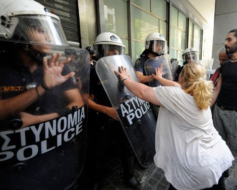 Ενταση έξω από το Υπουργείο Οικονομικών - Συνελήφθη μία καθαρίστρια [εικόνες] | iefimerida.gr 6