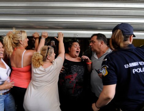 Ενταση έξω από το Υπουργείο Οικονομικών - Συνελήφθη μία καθαρίστρια [εικόνες] | iefimerida.gr 3