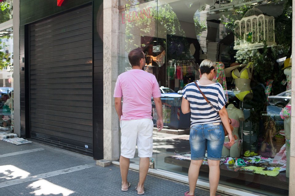 Ανοιχτά καταστήματα, κατεβασμένα ρολά -Πορεία διαμαρτυρίας στην Ερμού [εικόνες] | iefimerida.gr 3