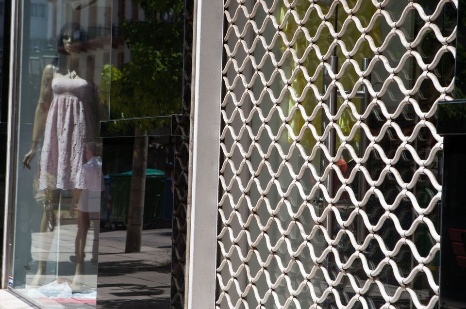 Ανοιχτά καταστήματα, κατεβασμένα ρολά -Πορεία διαμαρτυρίας στην Ερμού [εικόνες] | iefimerida.gr 4