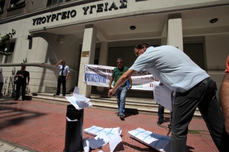 Εκαψαν τα φύλλα αξιολόγησης οι εργαζόμενοι στα δημόσια νοσοκομεία [εικόνες] | iefimerida.gr 2