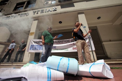 Εκαψαν τα φύλλα αξιολόγησης οι εργαζόμενοι στα δημόσια νοσοκομεία [εικόνες] | iefimerida.gr 0