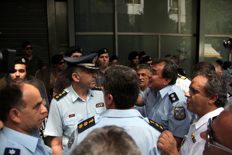 Ενταση στη διαμαρτυρία των ενστόλων -Δεν τους δέχθηκε ο Χαρδούβελης [εικόνες] | iefimerida.gr 0