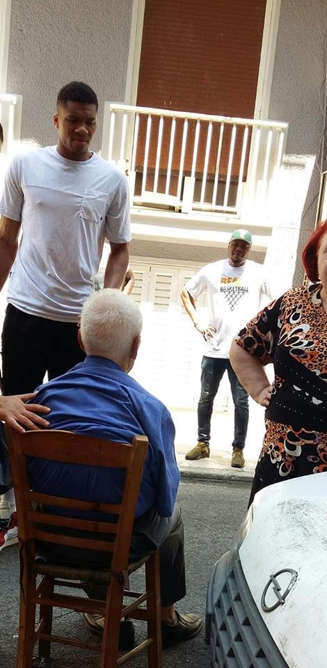 Ο Γιάννης Αντετοκούνμπο από μηχανής θεός, βοηθά ηλικιωμένο που κατέρρευσε στο Γουδί [εικόνα] | iefimerida.gr 0