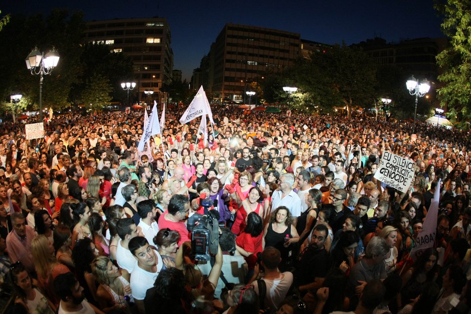 Οι καθαρίστριες του ΥΠΟΙΚ έβαλαν τα γάντια και έπιασαν το μικρόφωνο μαζί με την Χαρούλα Αλεξίου [εικόνες] | iefimerida.gr 0