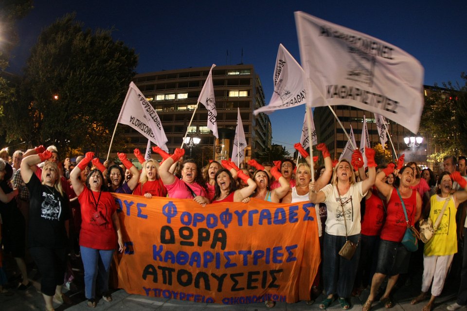 Οι καθαρίστριες του ΥΠΟΙΚ έβαλαν τα γάντια και έπιασαν το μικρόφωνο μαζί με την Χαρούλα Αλεξίου [εικόνες] | iefimerida.gr 1