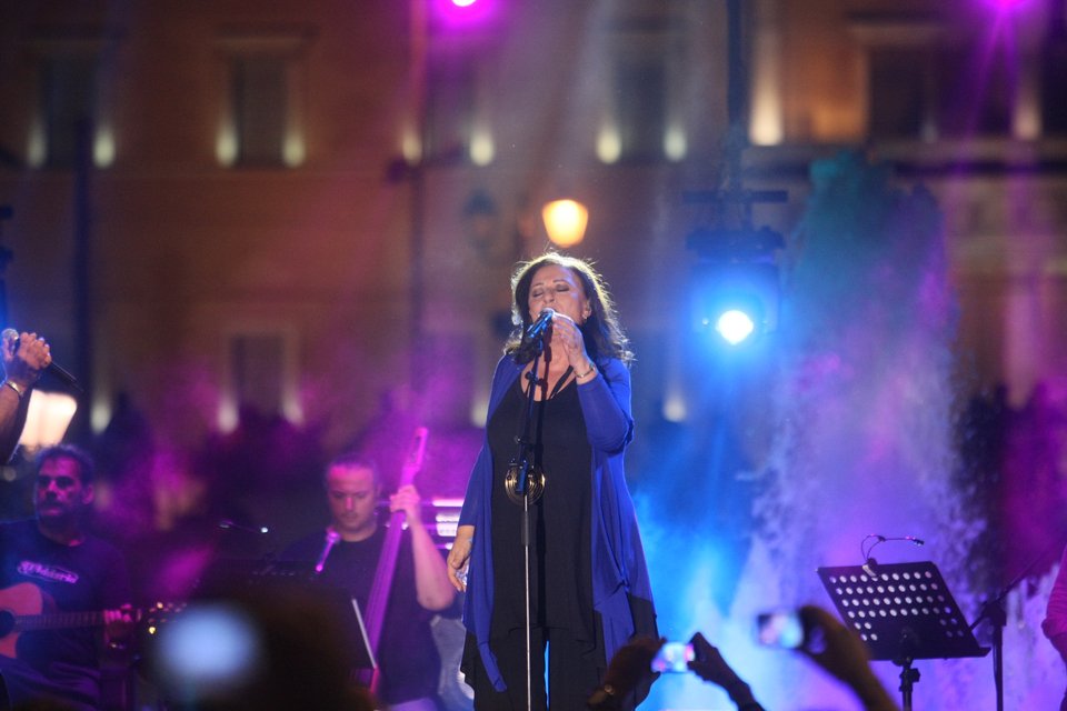 Οι καθαρίστριες του ΥΠΟΙΚ έβαλαν τα γάντια και έπιασαν το μικρόφωνο μαζί με την Χαρούλα Αλεξίου [εικόνες] | iefimerida.gr 2