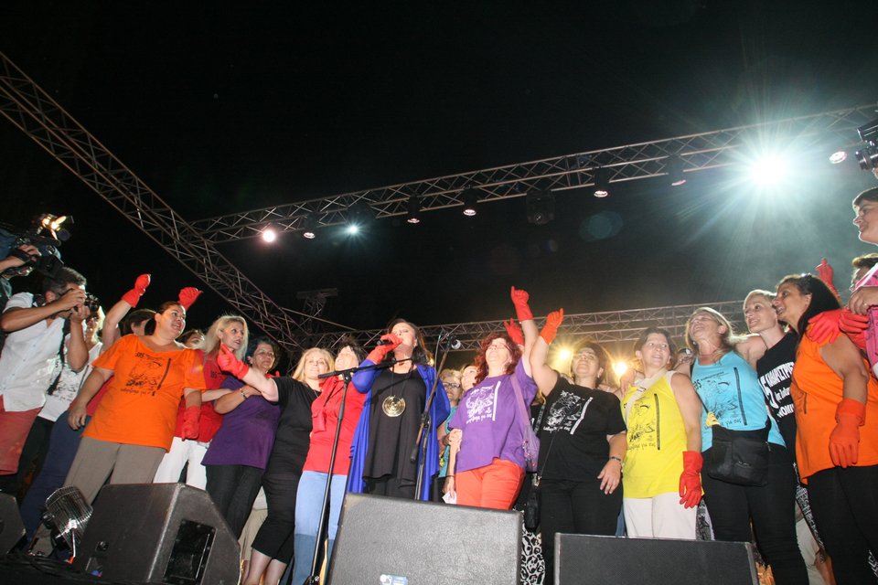 Οι καθαρίστριες του ΥΠΟΙΚ έβαλαν τα γάντια και έπιασαν το μικρόφωνο μαζί με την Χαρούλα Αλεξίου [εικόνες] | iefimerida.gr 4