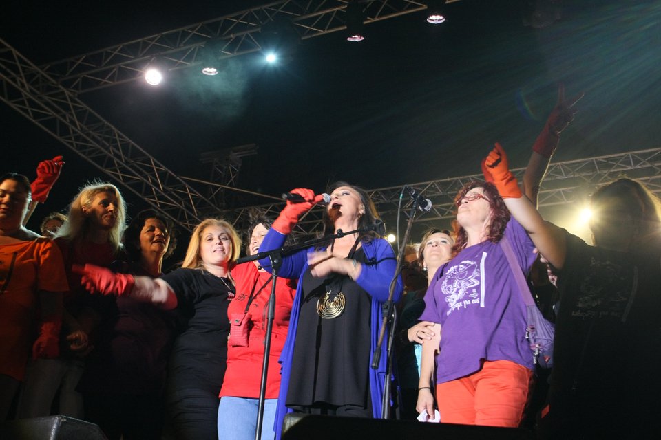 Οι καθαρίστριες του ΥΠΟΙΚ έβαλαν τα γάντια και έπιασαν το μικρόφωνο μαζί με την Χαρούλα Αλεξίου [εικόνες] | iefimerida.gr 5