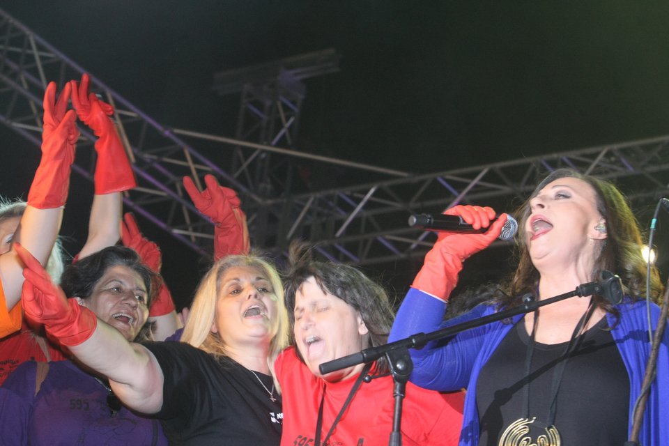 Οι καθαρίστριες του ΥΠΟΙΚ έβαλαν τα γάντια και έπιασαν το μικρόφωνο μαζί με την Χαρούλα Αλεξίου [εικόνες] | iefimerida.gr 6