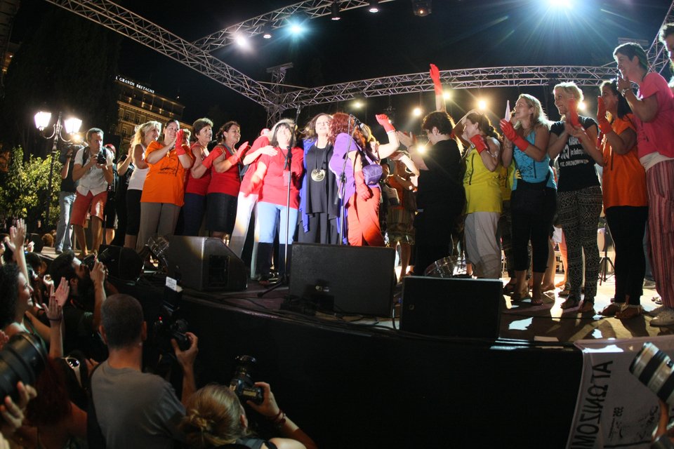 Οι καθαρίστριες του ΥΠΟΙΚ έβαλαν τα γάντια και έπιασαν το μικρόφωνο μαζί με την Χαρούλα Αλεξίου [εικόνες] | iefimerida.gr 7