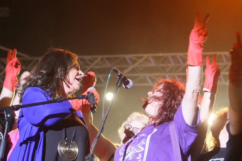 Οι καθαρίστριες του ΥΠΟΙΚ έβαλαν τα γάντια και έπιασαν το μικρόφωνο μαζί με την Χαρούλα Αλεξίου [εικόνες] | iefimerida.gr 8