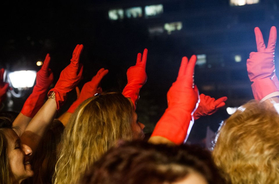 Οι καθαρίστριες του ΥΠΟΙΚ έβαλαν τα γάντια και έπιασαν το μικρόφωνο μαζί με την Χαρούλα Αλεξίου [εικόνες] | iefimerida.gr 9