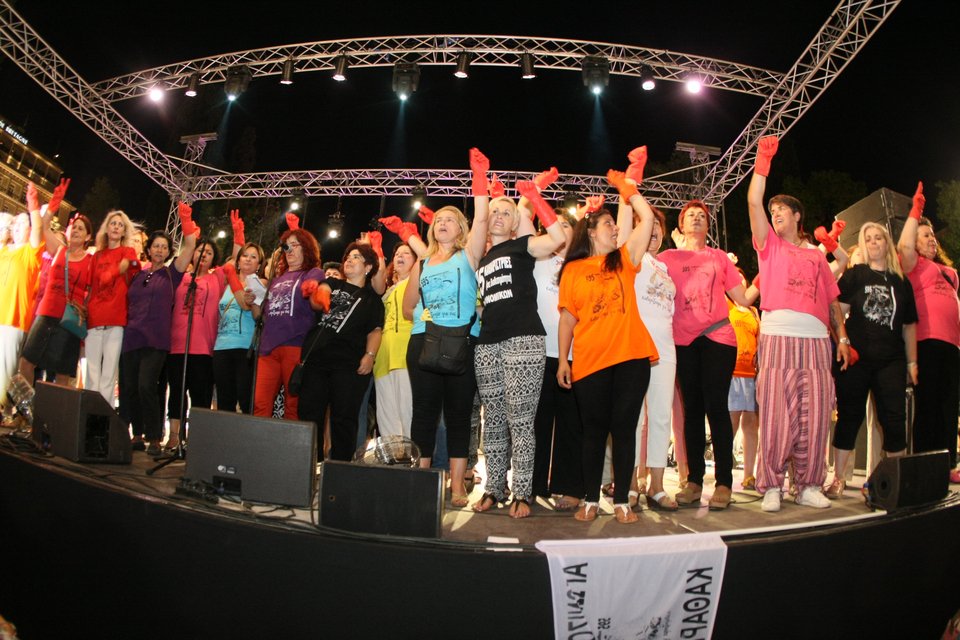 Η Αλεξίου φόρεσε κόκκινα γάντια και πήρε το μικρόφωνο: Aπόψε είμαστε όλοι καθαρίστριες [εικόνες] | iefimerida.gr 1