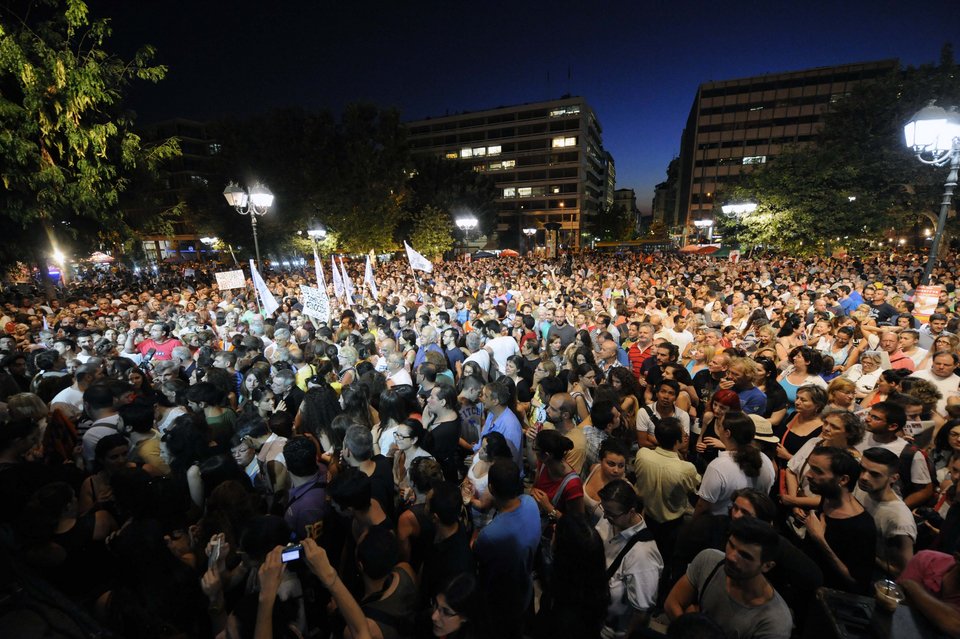 Η Αλεξίου φόρεσε κόκκινα γάντια και πήρε το μικρόφωνο: Aπόψε είμαστε όλοι καθαρίστριες [εικόνες] | iefimerida.gr 2