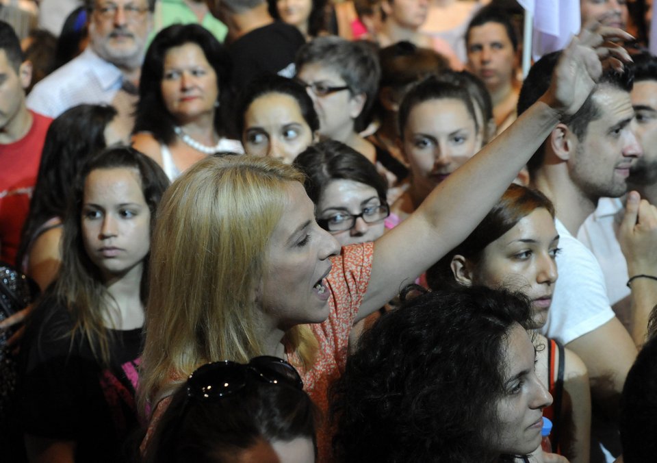 Η Αλεξίου φόρεσε κόκκινα γάντια και πήρε το μικρόφωνο: Aπόψε είμαστε όλοι καθαρίστριες [εικόνες] | iefimerida.gr 3