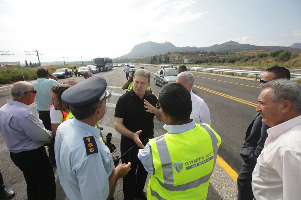 Το πρώτο κομμάτι της εθνικής οδού Κορίνθου-Πατρών: Ο Χρυσοχοΐδης παρέδωσε 7 χλμ. [εικόνες] | iefimerida.gr 2