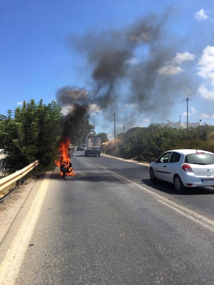 Κρήτη: Μηχανάκι πήρε φωτιά εν κινήσει -Στο παρά πέντε γλίτωσε η οδηγός [εικόνες] | iefimerida.gr 2