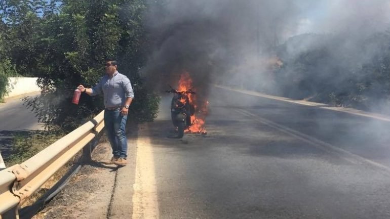 Κρήτη: Μηχανάκι πήρε φωτιά εν κινήσει -Στο παρά πέντε γλίτωσε η οδηγός [εικόνες] | iefimerida.gr 3