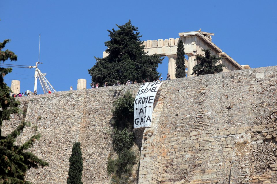 Ενταση στην Ακρόπολη: Ακτιβιστές συνεπλάκησαν με ξεναγούς όταν κρέμασαν πανό για τη Γάζα [εικόνες] | iefimerida.gr 4