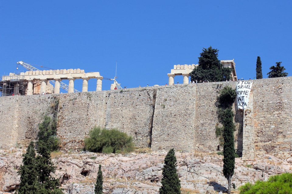 Ενταση στην Ακρόπολη: Ακτιβιστές συνεπλάκησαν με ξεναγούς όταν κρέμασαν πανό για τη Γάζα [εικόνες] | iefimerida.gr 0