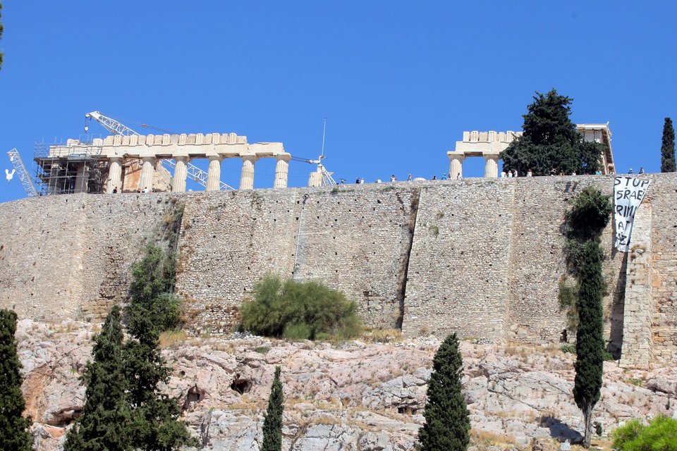 Ενταση στην Ακρόπολη: Ακτιβιστές συνεπλάκησαν με ξεναγούς όταν κρέμασαν πανό για τη Γάζα [εικόνες] | iefimerida.gr 1
