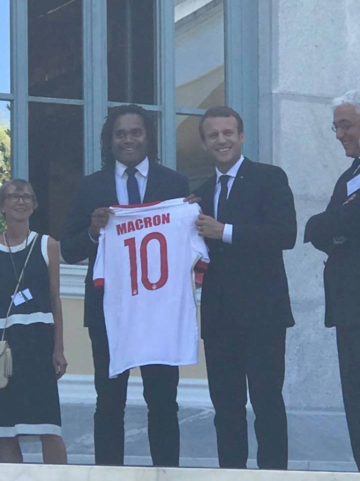 O Μακρόν ποζάρει με φανέλα του Ολυμπιακού στη Γαλλική Αρχαιολογική Σχολή [εικόνες] | iefimerida.gr 1